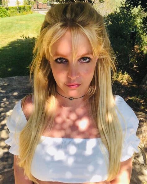 Britney Spears poses naked in pictures from paradise after